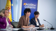 (I-D) La ministra de Educación, Formación Profesional y Deportes, Milagros Tolón; la ministra de Inclusión, Seguridad Social y Migraciones y portavoz del Gobierno, Elma Saiz, la ministra de Vivienda y Agenda Urbana, Isabel Rodríguez, durante una rueda de prensa tras el Consejo de Ministros en el Palacio de la Moncloa. Fuente: Fernando Sánchez / Europa Press.