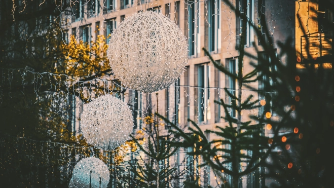 Luces navideñas en la ciudad. Fuente: Imagen de Ilona Frey en Pixabay. Luces navideñas en la ciudad. Fuente: Imagen de Ilona Frey en Pixabay.