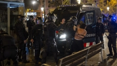 Una persona detenida por los Mossos el pasado sábado 24 de octubre durante los disturbios en Barcelona. Lorena Sopêna / Europa Press