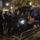Una persona detenida por los Mossos el pasado sábado 24 de octubre durante los disturbios en Barcelona. Lorena Sopêna / Europa Press