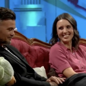 El candidato de ERC a las elecciones del 29N, Gabriel Rufián (i); y la candidata de Podemos a la presidencia y eurodiputada, Irene Montero (d) en 'La Revuelta' de TVE. Fuente: RTVE Play