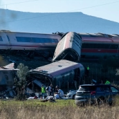 Agentes de los Servicios de Emergencias trabajan en el lugar del accidente. Juanma Jiménez / Europa Press