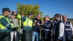 El presidente de Castilla-La Mancha, Emiliano García-Page (2d), y el delegado del Gobierno de Castilla-La Mancha, José Pablo Sabrido (3d), reciben información del accid trabaja sobre el terreno.  Juanma Jiménez / Europa Press