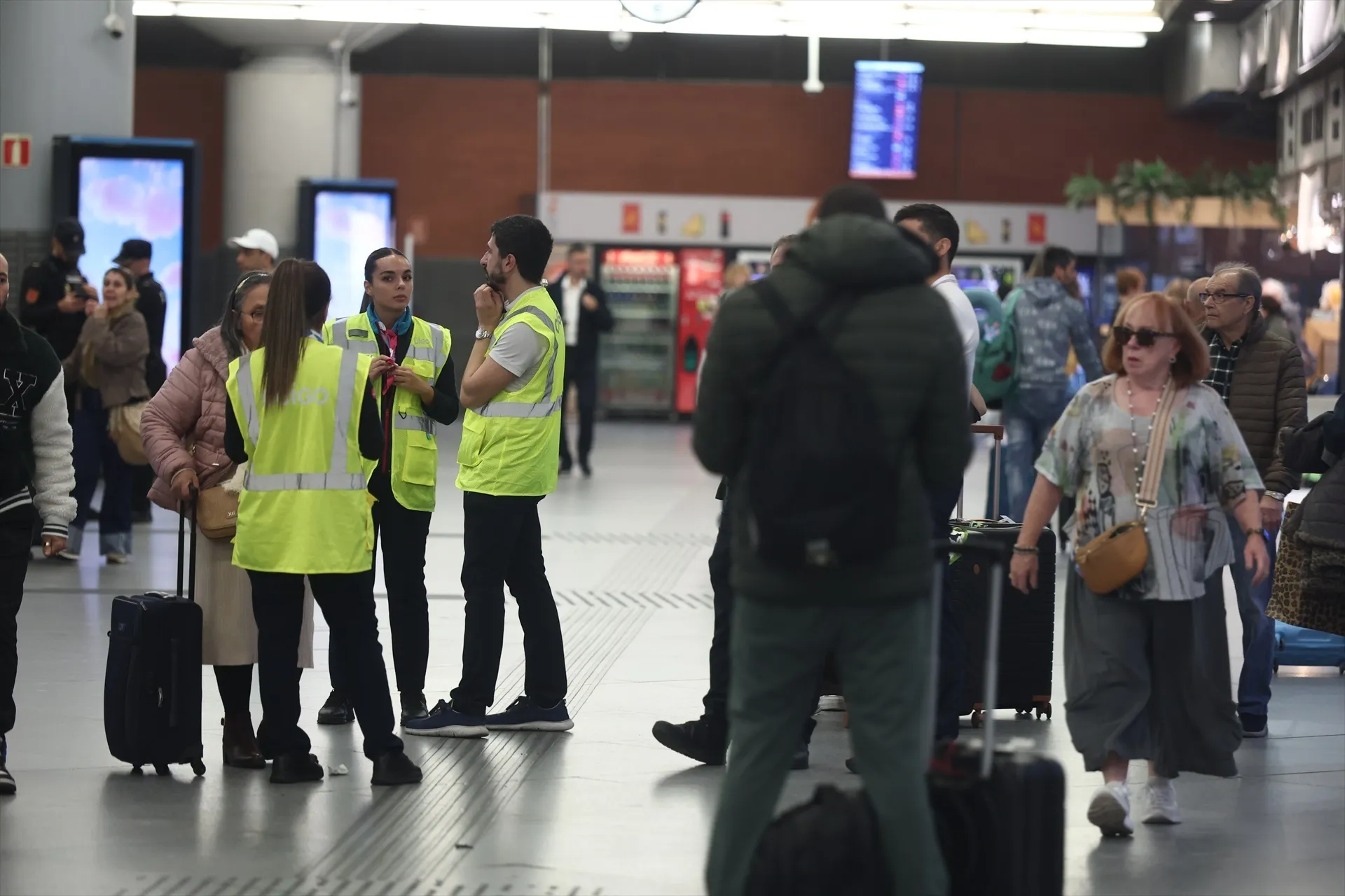 Trabajadores avisan a los pasajeros de la cancelación de sus trenes, en la estación Madrid Puerta de Atocha Almudena Grandes.Eduardo Parra / Europa Press Trabajadores avisan a los pasajeros de la cancelación de sus trenes, en la estación Madrid Puerta de Atocha Almudena Grandes.Eduardo Parra / Europa Press