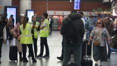 Trabajadores avisan a los pasajeros de la cancelación de sus trenes, en la estación Madrid Puerta de Atocha Almudena Grandes.  Eduardo Parra / Europa Press