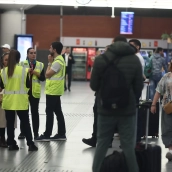 Trabajadores avisan a los pasajeros de la cancelación de sus trenes, en la estación Madrid Puerta de Atocha Almudena Grandes.  Eduardo Parra / Europa Press