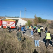 Agentes de los Servicios de Emergencia trabajan en el lugar del accidente. Juanma Jiménez / Europa Press
