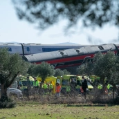 Agentes de los Servicios de Emergencias trabajaban en el lugar de los hechos de la colisión de dos trenes esta mañana en Urda, Toledo. Juanma Jiménez / Europa Press