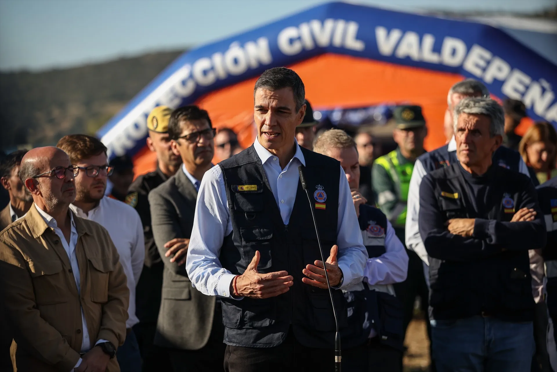 El presidente del Gobierno, Pedro Sánchez, atiende a los medios de comunicación desde el Puesto de Mando Avanzado. Alejandro Martínez Vélez / Europa Press El presidente del Gobierno, Pedro Sánchez, atiende a los medios de comunicación desde el Puesto de Mando Avanzado. Alejandro Martínez Vélez / Europa Press