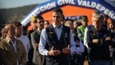 El presidente del Gobierno, Pedro Sánchez, atiende a los medios de comunicación desde el Puesto de Mando Avanzado. Alejandro Martínez Vélez / Europa Press