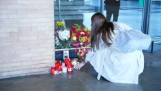 Un pequeño altar con flores y velas en recuerdo a las víctimas en la estación de Santa Justa de Sevilla tras el accidente ferroviario de Urda . Joaquín Corchero / Europa Press
