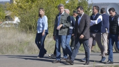 El presidente del PP, Alberto Núñez Feijóo, y el presidente del Partido Popular de Castilla-La Mancha, Paco Núñez, visita el puesto de mando avanzado habilitado por el accidente ferroviario. Eusebio García del Castillo / Europa Press