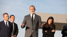 Los Reyes Felipe VI y Letizia, y el presidente de Castilla-La Mancha, Emiliano García-Page, durante una visita a los heridos del accidente ferroviario de Urda, en el Hospital Universitario de Toledo. Juanma Jiménez / Europa Press