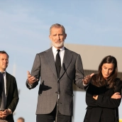 Los Reyes Felipe VI y Letizia, y el presidente de Castilla-La Mancha, Emiliano García-Page, durante una visita a los heridos del accidente ferroviario de Urda, en el Hospital Universitario de Toledo. Juanma Jiménez / Europa Press