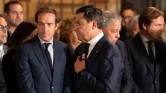 El presidente de la Junta de Andalucía, Juanma Moreno, anoche durante el minuto de silencio por las víctimas del accidente ferroviario ocurrido en Urda, Toledo. Francisco J. Olmo / Europa Press