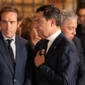 El presidente de la Junta de Andalucía, Juanma Moreno, anoche durante el minuto de silencio por las víctimas del accidente ferroviario ocurrido en Urda, Toledo. Francisco J. Olmo / Europa Press