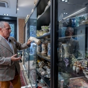 El director de la sala de subastas Magna Art Auction, José Manuel Carrillo de Albornoz, con la exposición de objetos del Pazo de Meirás subastada. Foto de archivo: Alberto Ortega / Europa Press