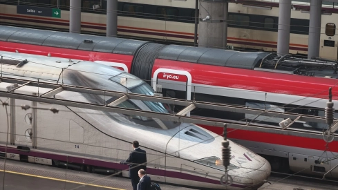 Dos trenes de Alta Velocidad en la Estación Madrid Puerta de Atocha Almudena Grandes esta mañana. Eduardo Parra / Europa Press