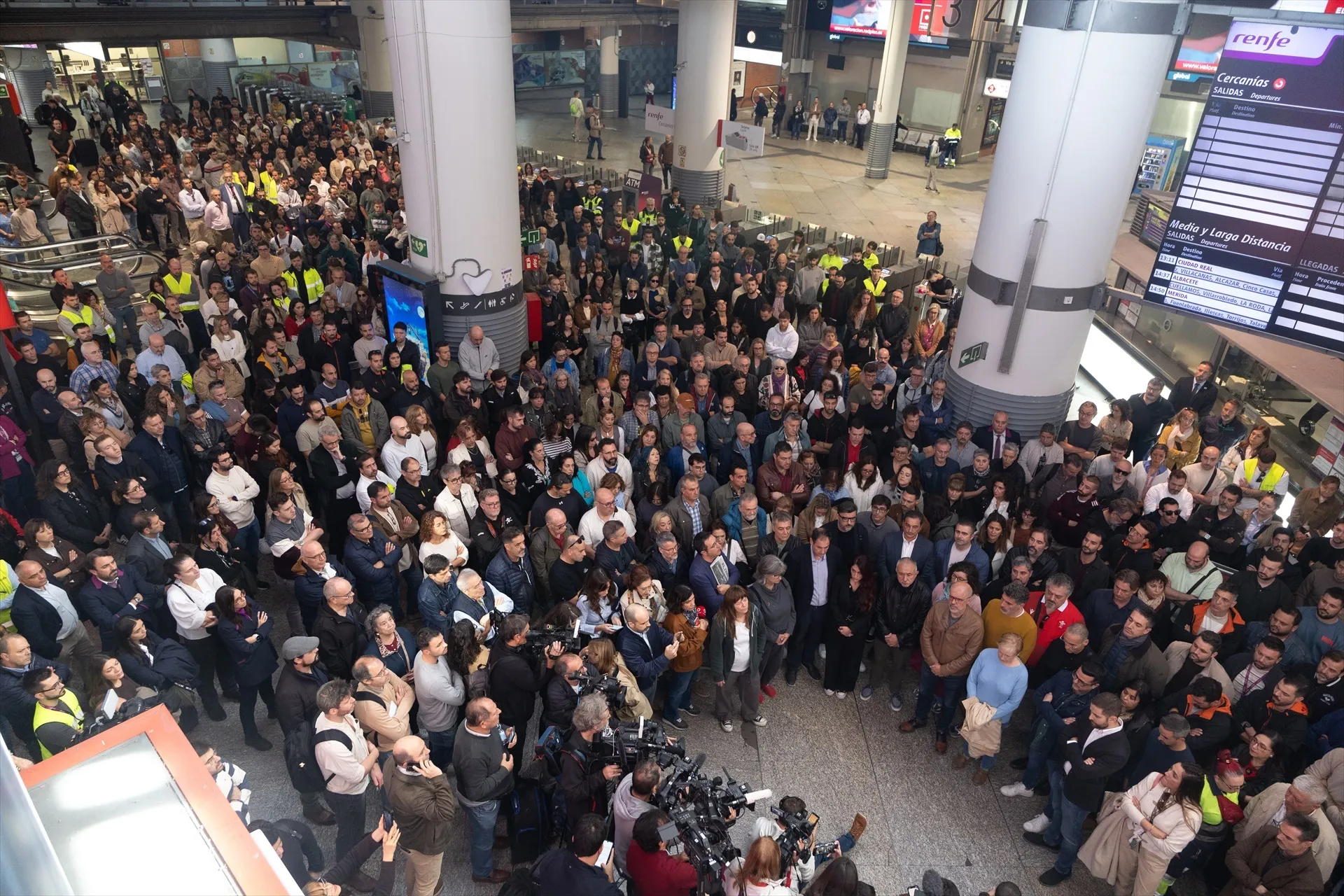 Varias personas durante un minuto de silencio por las víctimas del accidente de Urda, en la Estación Madrid Puerta de Atocha Almudena Grandes. Eduardo Parra / Europa Press Varias personas durante un minuto de silencio por las víctimas del accidente de Urda, en la Estación Madrid Puerta de Atocha Almudena Grandes. Eduardo Parra / Europa Press