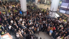 EuropaPress 7877099 varias personas minuto silencio victimas accidente urda estacion madrid