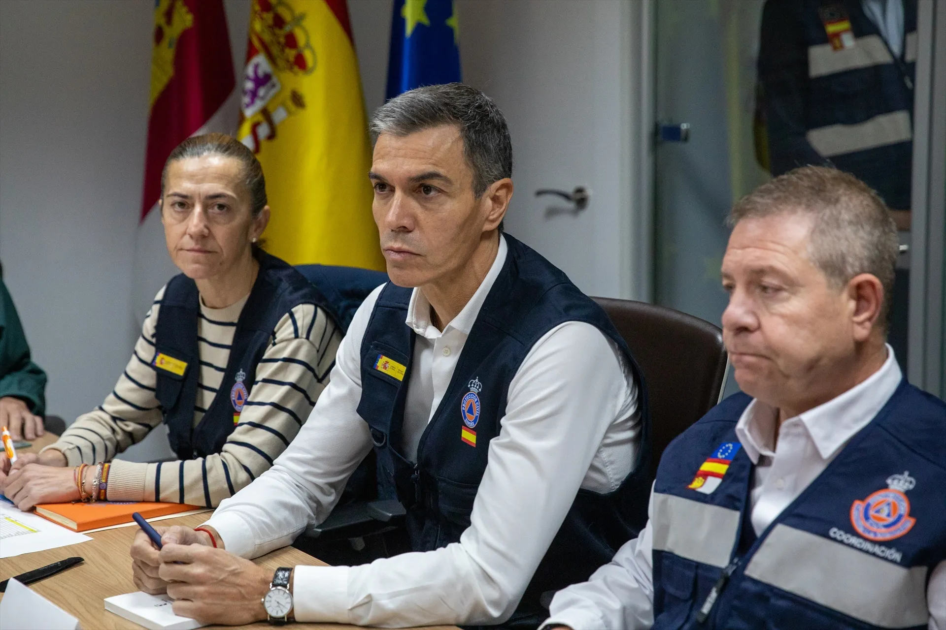La secretaria general de Protección Civil y Emergencias, Virginia Barcones; el presidente del Gobierno, Pedro Sánchez, y el presidente de Castilla-La Mancha, Emiliano García-Page, durante la reunión del Centro de Coordinación Operativa Integrado. Juanma Jiménez / Europa Press La secretaria general de Protección Civil y Emergencias, Virginia Barcones; el presidente del Gobierno, Pedro Sánchez, y el presidente de Castilla-La Mancha, Emiliano García-Page, durante la reunión del Centro de Coordinación Operativa Integrado. Juanma Jiménez / Europa Press