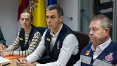 La secretaria general de Protección Civil y Emergencias, Virginia Barcones; el presidente del Gobierno, Pedro Sánchez, y el presidente de Castilla-La Mancha, Emiliano García-Page, durante la reunión del Centro de Coordinación Operativa Integrado. Juanma Jiménez / Europa Press