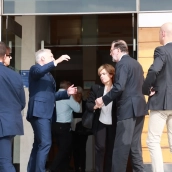 El expresidente del Gobierno, Mariano Rajoy (2d), junto a la exvicepresidenta del Gobierno, Soraya Sáenz de Santamaría (3d), a su llegada al tanatorio de Huelva para dar el último adiós a Fátima Báñez. Rocío Ruz / Europa Press
