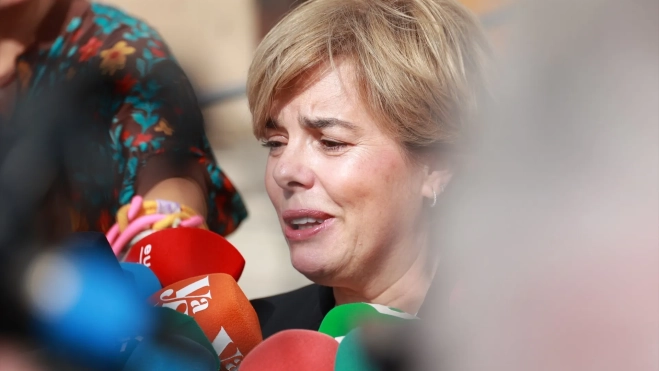 La exvicepresidenta del Gobierno, Soraya Sáenz de Santamaría, atiende a los medios en el tanatorio de Huelva tras dar el último adiós a Fátima Báñez. Rocío Ruz / Europa Press