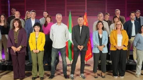 El secretario general de EH Bildu, Arnaldo Otegi, acompañado por el diputado de EH Bildu, Oskar Matute, durante la presentación de candidatos para el 29N. Foto de archivo: Unanue / Europa Press