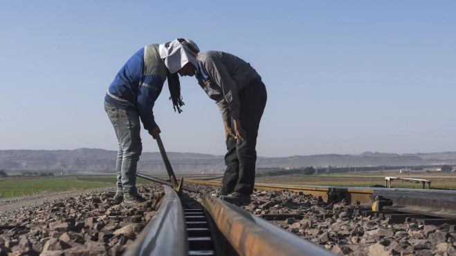 Railway workers. Source: Image by Javad Esmaeili on Pixabay.