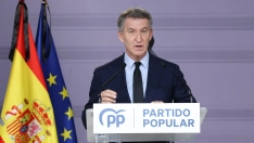 El presidente del Partido Popular, Alberto Núñez Feijóo, durante una reunión con expertos en infraestructuras y servicios ferroviarios, en la sede del PP. Fuente: Marta Fernández / Europa Press.