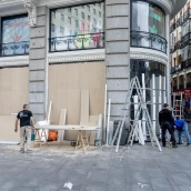 Escaparates tapiados en Madrid ante la amenaza de acciones vandálicas y nuevos distubrios en Halloween. Ricardo Rubio / Europa Press