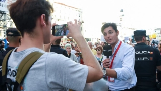 Varios manifestantes se enfrentan al periodista Vito Quiles