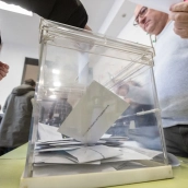 Aragoneses votan en un colegio electoral, a 8 de febrero de 2026, en Teruel, Aragón.