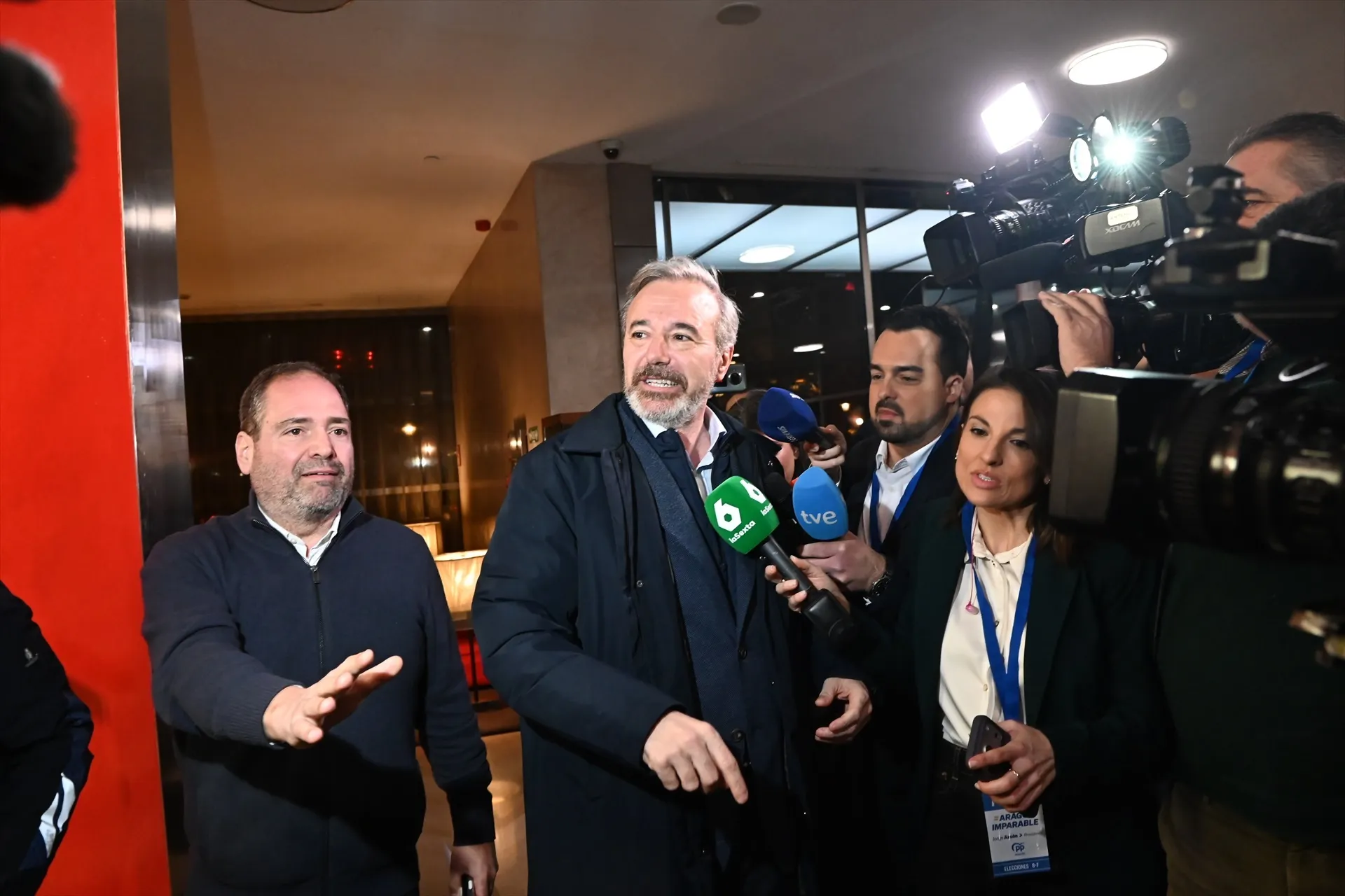 Azcón, llegando a la sede del PP de Aragón
