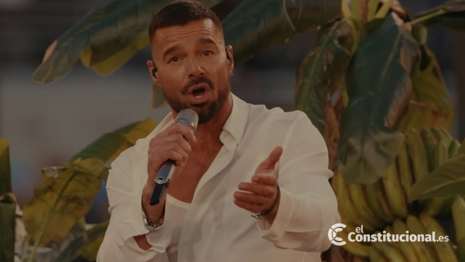 Ricky Martin interpretando "Lo que le pasó a Hawái" durante la Super Bowl