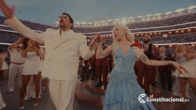 Lady Gaga irrumpió sorprendentemente en el escenario para cantar y bailar salsa junto a Bad Bunny