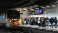 Usuarios de Rodalies en la estación de Sants.