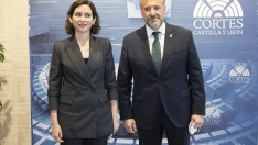 El cabeza de lista de Vox en Castilla y León, Carlos Pollán, junto a Ayuso.