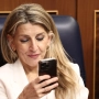 Yolanda Díaz, consultando su teléfono en su escaño