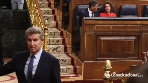 Feijóo en el Hemiciclo. Al fondo, Sánchez y Montero