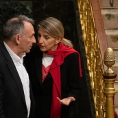 La vicepresidenta segunda y ministra de Trabajo, Yolanda Díaz, y el diputado de Sumar Enrique Santiago durante una sesión plenaria