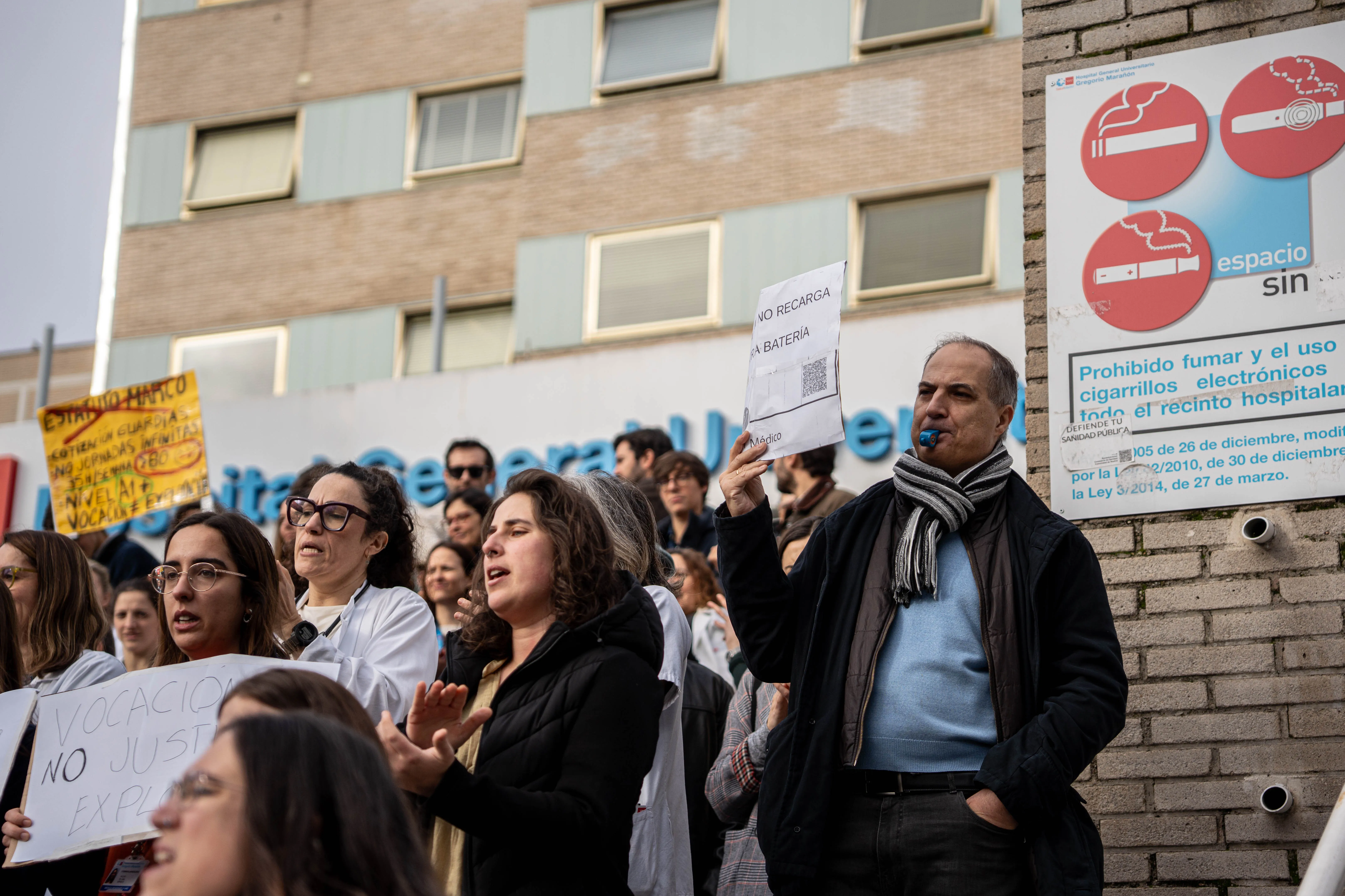 EuropaPress 7296887 decenas medicos personal sanitario concentracion frente hospital gregorio EuropaPress 7296887 decenas medicos personal sanitario concentracion frente hospital gregorio