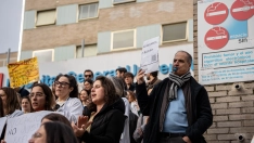 EuropaPress 7296887 decenas medicos personal sanitario concentracion frente hospital gregorio