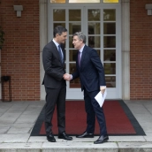 Pedro Sánchez recibe al líder del PP Alberto Núñez Feijóo