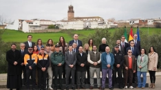 El presidente de la Junta de Andalucía, Juanma Moreno, preside la foto de familia previa a la reunión semanal del Consejo de Gobierno en Adamuz 