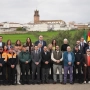 El presidente de la Junta de Andalucía, Juanma Moreno, preside la foto de familia previa a la reunión semanal del Consejo de Gobierno en Adamuz 