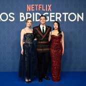 Los actores de ‘Los Bridgerton’ deslumbran a los fans en Madrid: “Quizás yo sea el sol”, bromeó Luke Thompson