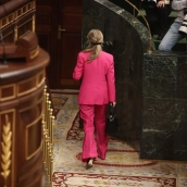Yolanda Díaz, de espaldas, en el Congreso.