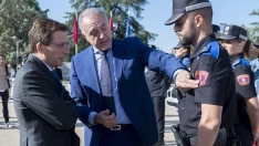 El alcalde de Madrid, José Luis Martínez-Almeida (i) y el director general de la Policía Municipal, Pablo Enrique Rodríguez 